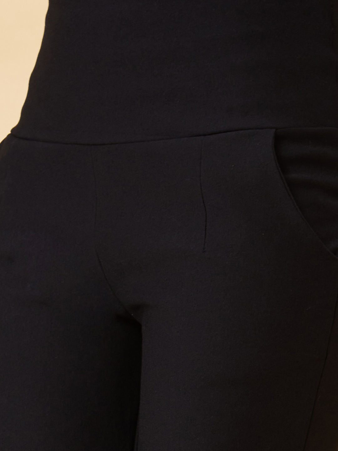 Globus Women Black Solid Relaxed Fit Slip-On Tregging
