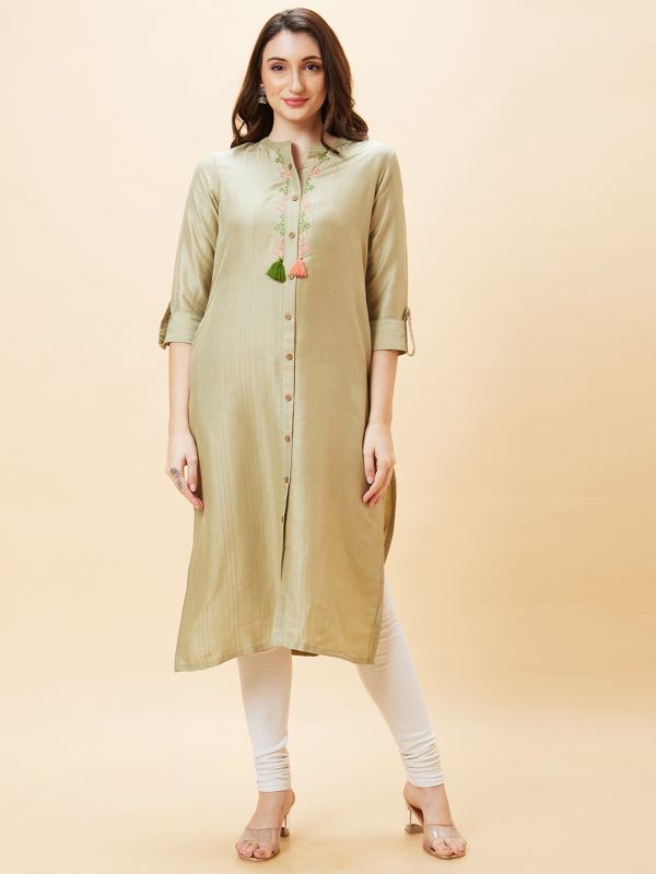 Globus Women Green Solid Placket Embroidered Mandarin Collar Poly Dobby Straight Kurta with Tassel Detailing