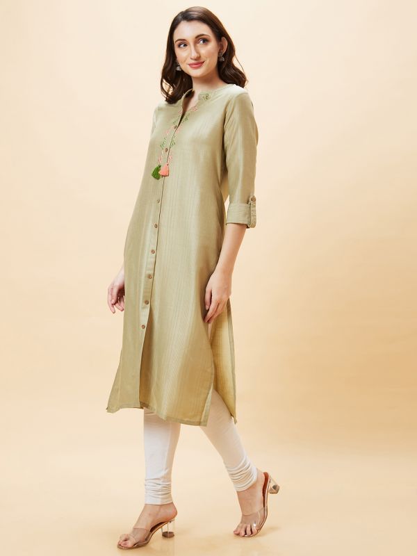 Globus Women Green Solid Placket Embroidered Mandarin Collar Poly Dobby Straight Kurta with Tassel Detailing