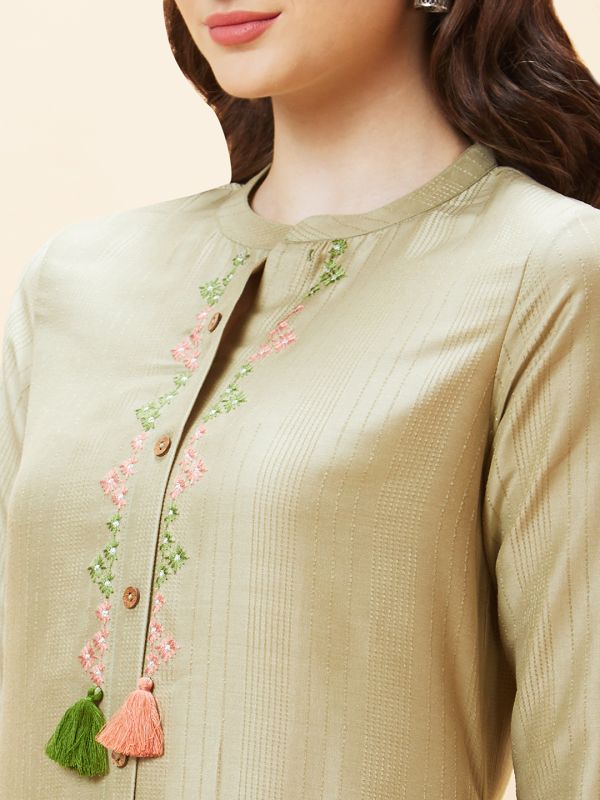 Globus Women Green Solid Placket Embroidered Mandarin Collar Poly Dobby Straight Kurta with Tassel Detailing