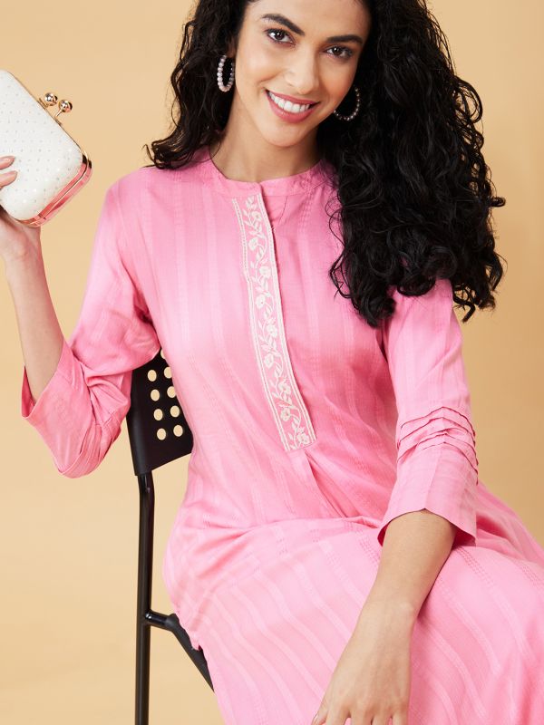 Globus Women Pink Solid Mandarin Collar Straight Kurta