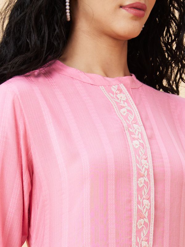 Globus Women Pink Solid Mandarin Collar Straight Kurta