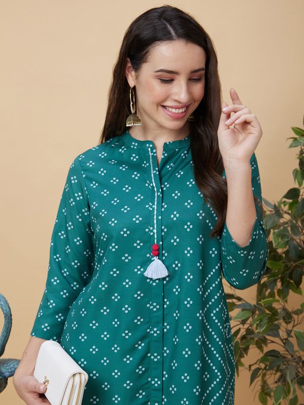 Globus Women Green Bandhani Print Mandarin Collar Kantha Stitch A-Line Kurta