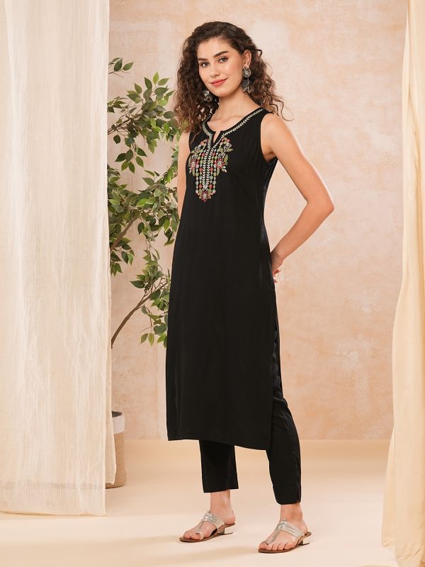 Globus Women Black Floral Embroidered Straight Kurta & Elasticated Pants Set