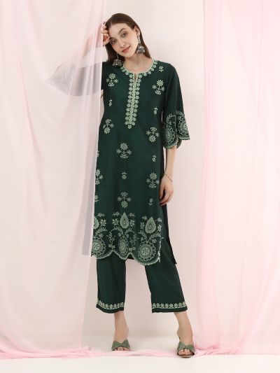 Globus Women Green Round Neck Embroidered Detail Scalloped Hem Straight Kurta with Pants Festive Set