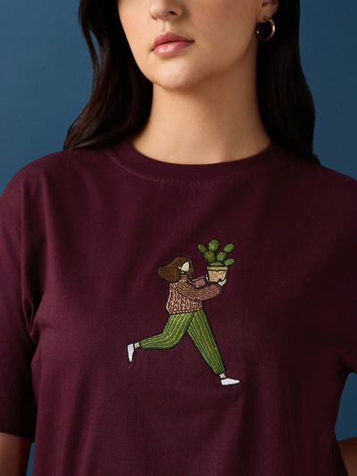 Globus Women Maroon Round Neck Drop Shoulder Sleeves Graphic Embroidered Crop T-Shirt