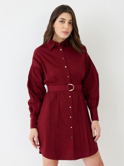 Globus Women Maroon Collared Neck Cuffed Sleeves Solid Pleated Mini Workwear Shirt Dress With D-Ring Belt