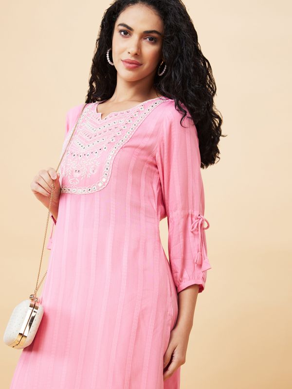 Globus Women Pink Embroidered Round Neck Straight Kurta