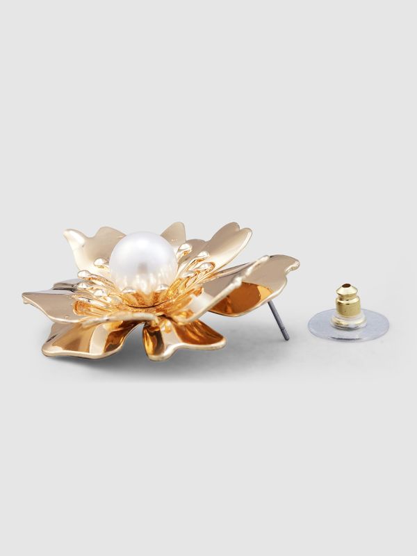 Globus Women Gold-Plated Pearl Floral Stud Earrings