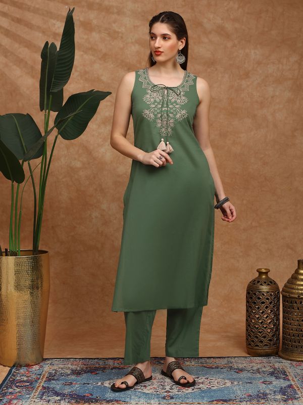 Globus Women Green Embroidered Yoke Tie-Up Detail Straight Kurta With Pants Set