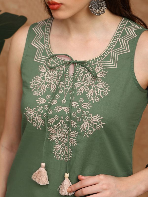 Globus Women Green Embroidered Yoke Tie-Up Detail Straight Kurta With Pants Set