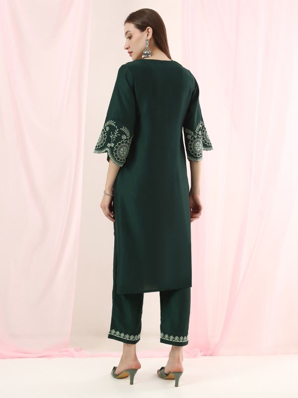 Globus Women Green Round Neck Embroidered Detail Scalloped Hem Straight Kurta with Pants Festive Set
