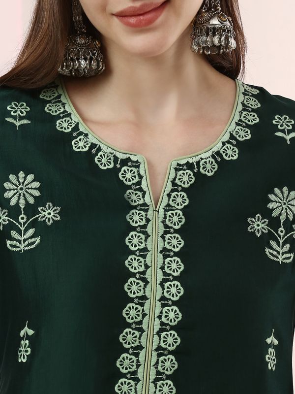 Globus Women Green Round Neck Embroidered Detail Scalloped Hem Straight Kurta with Pants Festive Set