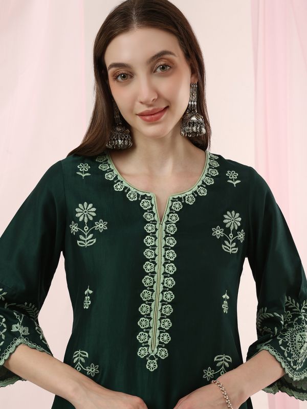 Globus Women Green Round Neck Embroidered Detail Scalloped Hem Straight Kurta with Pants Festive Set