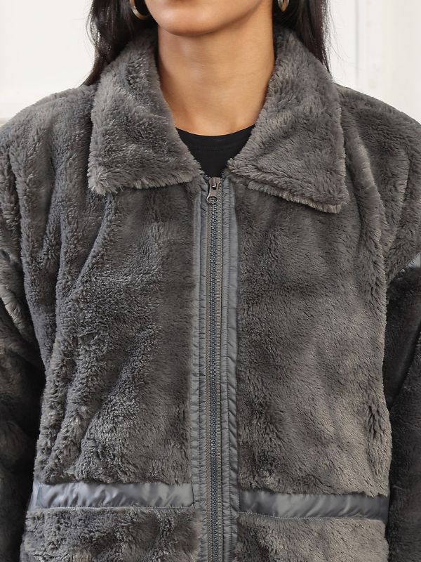 Globus Women Grey Spread Collar Long Drop Shoulder Sleeves Faux Fur Trim 2 Pockets Oversized Winterwear Jacket