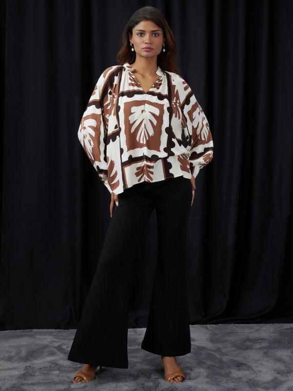 Globus Women Brown Abstract Print V-Neck Reglan Sleeves Top
