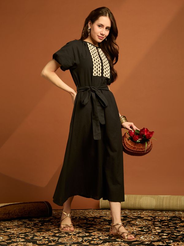 Globus Women Black Keyhole Neck Raglan Sleeves Lace Inserts A-line Midi Cotton Fusion Dress With Belt