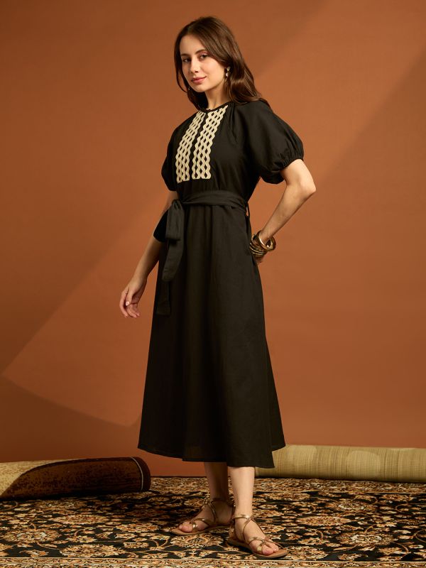 Globus Women Black Keyhole Neck Raglan Sleeves Lace Inserts A-line Midi Cotton Fusion Dress With Belt