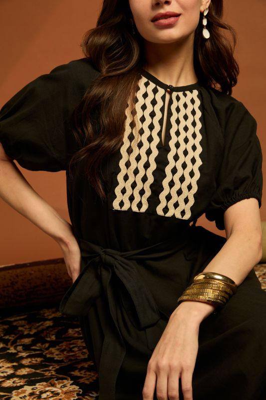 Globus Women Black Keyhole Neck Raglan Sleeves Lace Inserts A-line Midi Cotton Fusion Dress With Belt