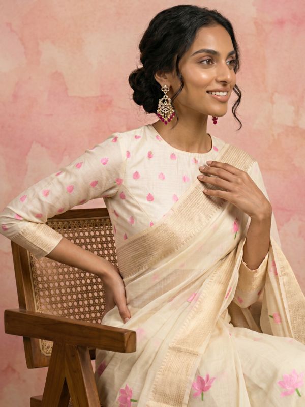 Globus Women Off White Cotton Silk Floral Print Woven Design Tassel Border Saree With Unstitched Blouse Piece