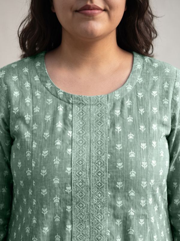 Globus Gloplus Women Green Round Neck Ethnic Foil Print Front Slit Flared Hem Panelled Plus Size A-line Kurta