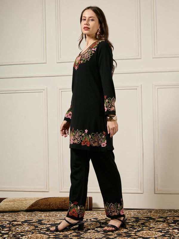 Globus Women Black Round Neck Long Sleeves Acrylic Floral Embroidered A-line Winterwear Kurta With Pants Set