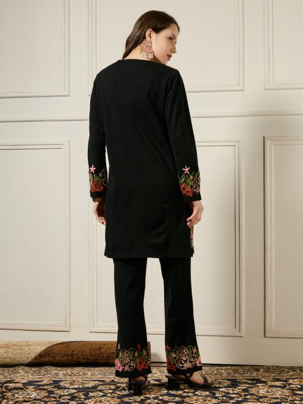 Globus Women Black Round Neck Long Sleeves Acrylic Floral Embroidered A-line Winterwear Kurta With Pants Set
