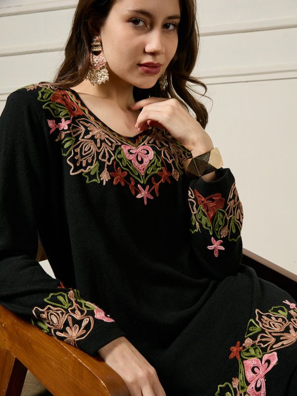 Globus Women Black Round Neck Long Sleeves Acrylic Floral Embroidered A-line Winterwear Kurta With Pants Set