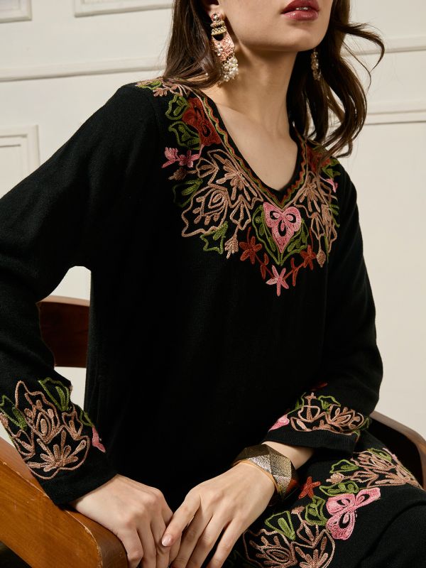 Globus Women Black Round Neck Long Sleeves Acrylic Floral Embroidered A-line Winterwear Kurta With Pants Set