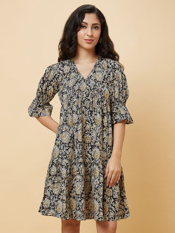 Globus Women Black Floral Print V-Neck A-Line Tiered Dress