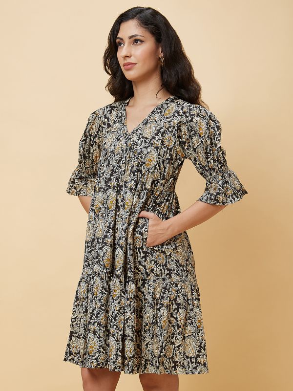 Globus Women Black Floral Print V-Neck A-Line Tiered Dress