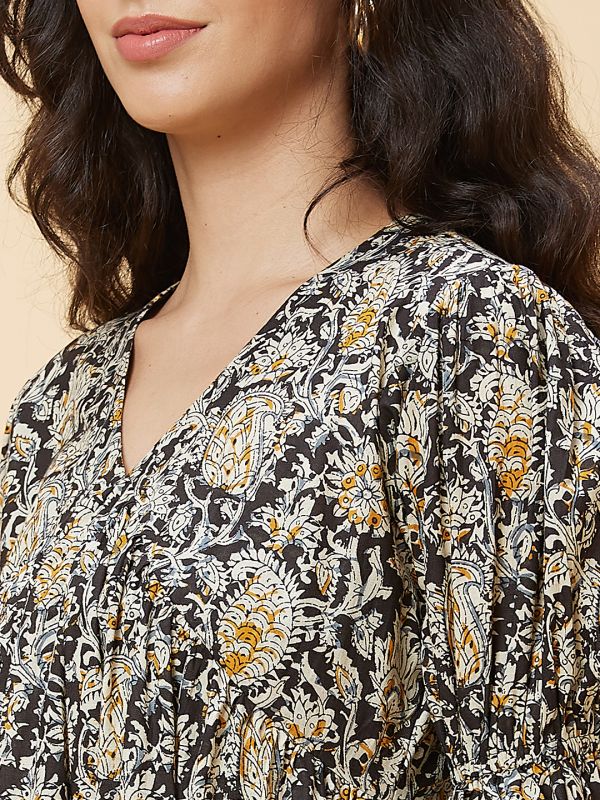 Globus Women Black Floral Print V-Neck A-Line Tiered Dress