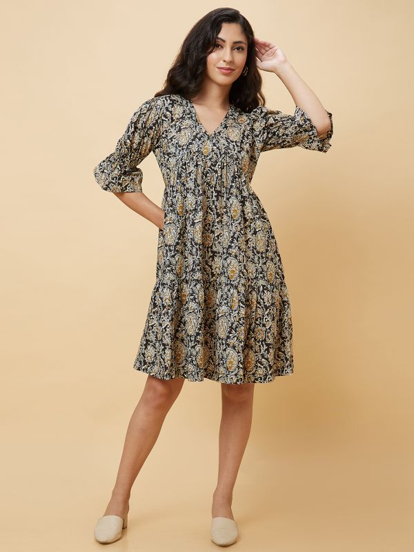 Globus Women Black Floral Print V-Neck A-Line Tiered Dress