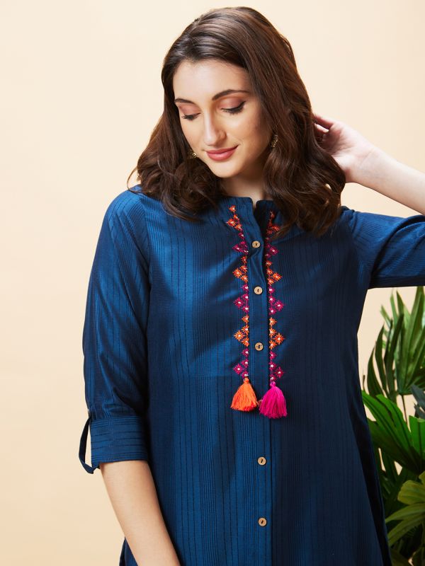 Globus Women Teal Solid Placket Embroidered Mandarin Collar Poly Dobby Straight Kurta with Tassel Detailing
