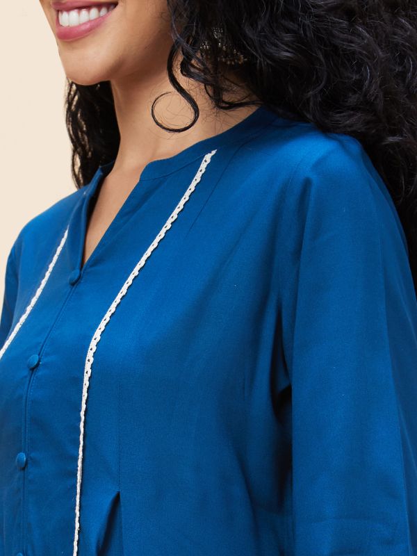Globus Women Blue Solid Mandarin Collar Lace Insert Detailing Straight Kurta