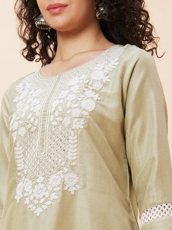 Globus Women Green Embroidered Round Neck Straight Kurta with Sequinned Highlight