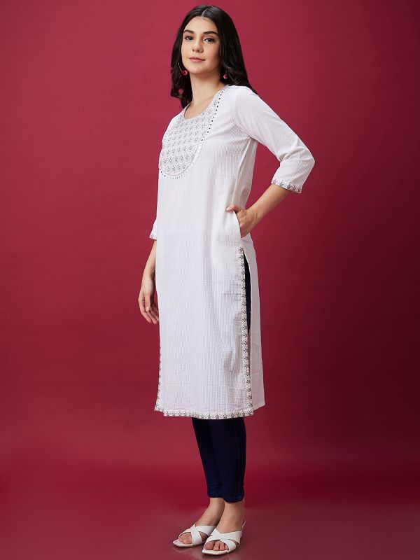 Globus Women White Casual Embroidered Round Neck 3/4th Sleeve Ethnic Kurta
