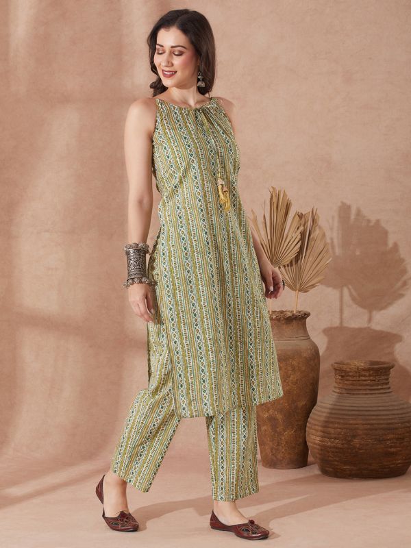 Globus Women Green Round Neck Tie Up Tassel Detailing Strappy Sleeves Ethnic Motifs Straight Kurta With Trouser Set