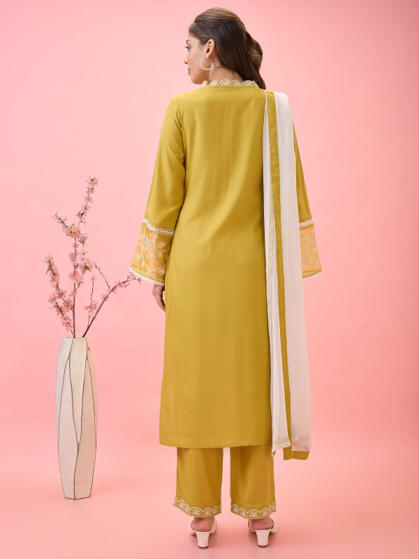 Globus Women Green Scalloped V-Neck Lace Insert Bell Sleeves Embroidered Straight Festive Kurta & Pants Set