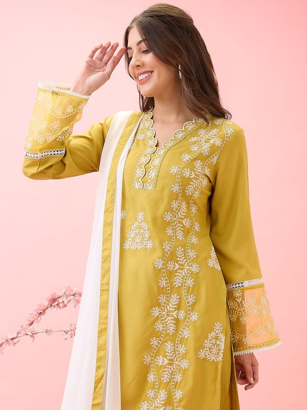 Globus Women Green Scalloped V-Neck Lace Insert Bell Sleeves Embroidered Straight Festive Kurta & Pants Set
