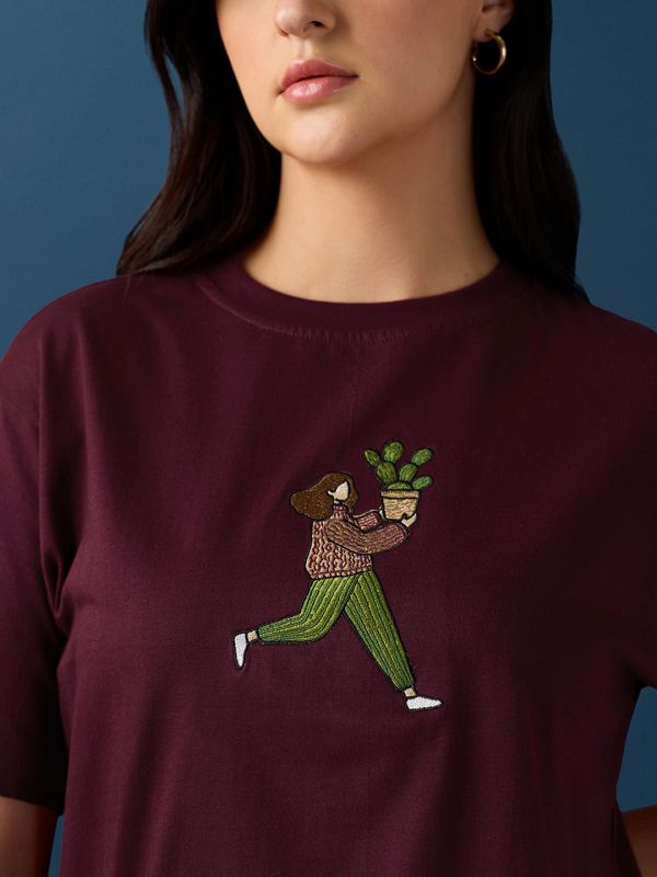 Globus Women Maroon Round Neck Drop Shoulder Sleeves Graphic Embroidered Crop T-Shirt
