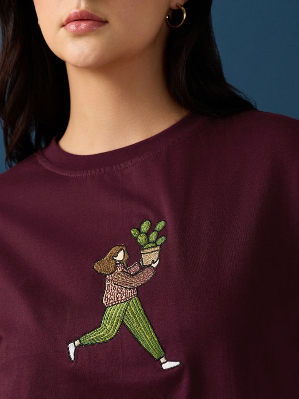 Globus Women Maroon Round Neck Drop Shoulder Sleeves Graphic Embroidered Crop T-Shirt