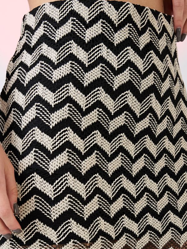 Globus Women Black & White Chevron Pattern Crochet Mid Rise Side Slit Pencil Maxi Skirt