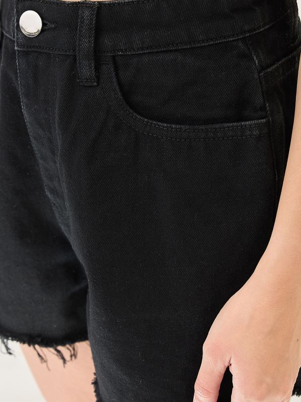 Globus Women Black Slim Fit Mid-Rise Frayed Hem Denim Shorts