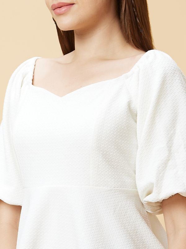 Globus Women White Sweetheart Neck Puff Sleeves Peplum Top