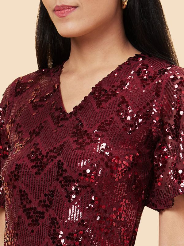 Globus Women Maroon V Neck Flared Sleeves Chevron Patterned Sequinned Sheath Dress