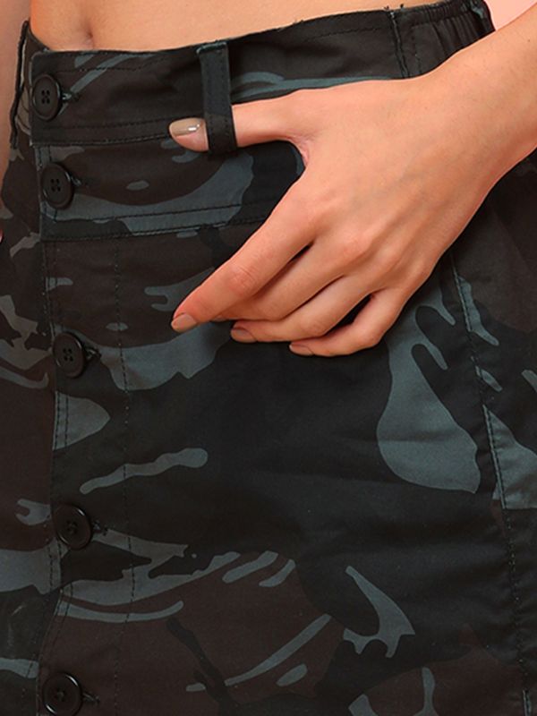 Globus Women Camo Printed Slim Fit Mid-Rise Cargo Skorts