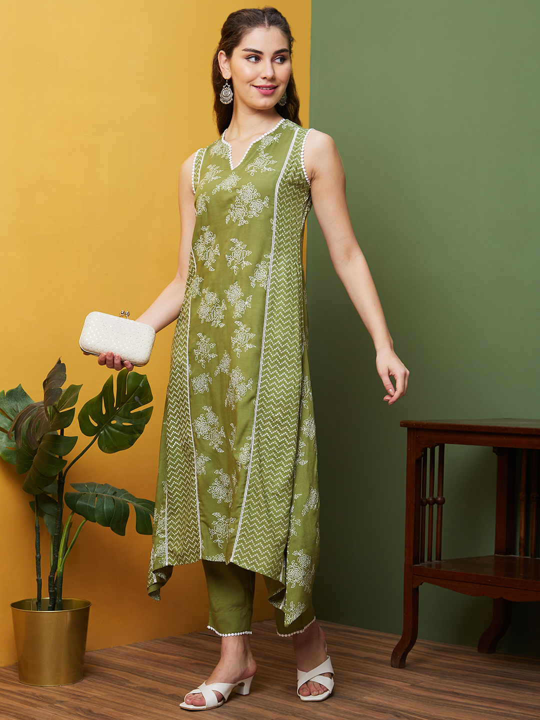 Globus Women Green Round Neck Floral Print A-Line Kurta Set with Trousers