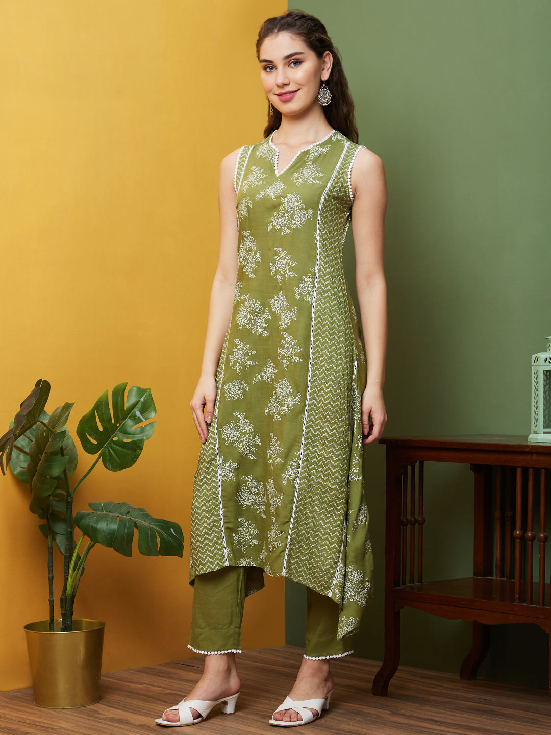 Globus Women Green Round Neck Floral Print A-Line Kurta Set with Trousers