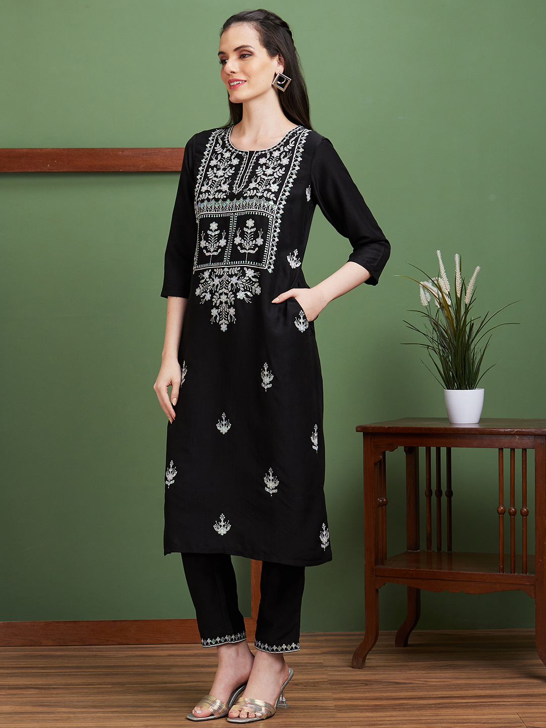 Globus Women Black Floral Embroidered Polyester Round Neck Casual Straight Kurta With Pant